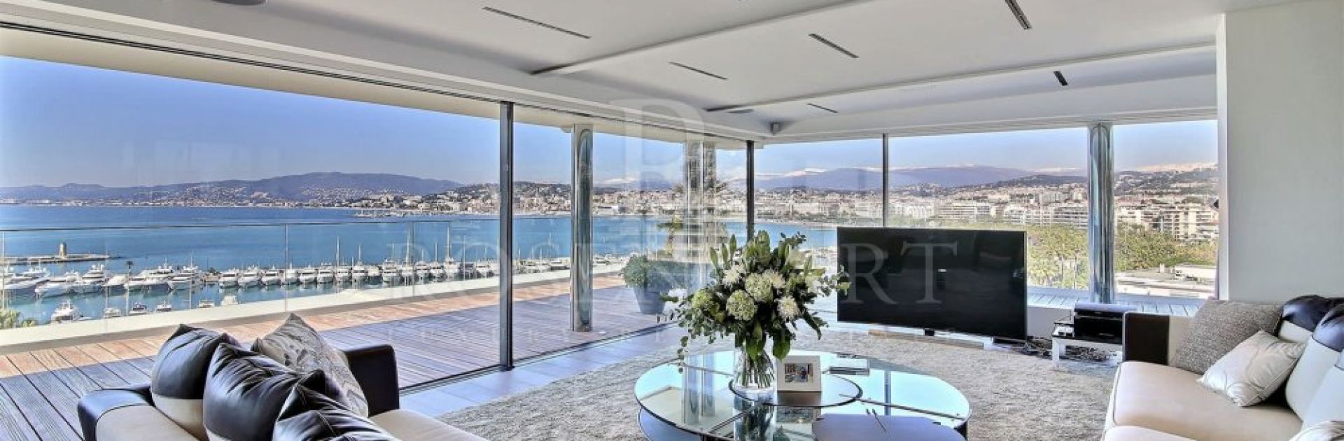 Exceptional Penthouse facing the bay of Cannes