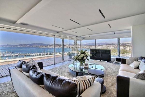 Exceptional Penthouse facing the bay of Cannes