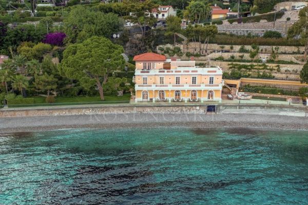 Exceptional and unique villa at the waterâs edge